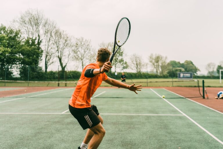 Come servire più velocemente nel tennis: ecco i trucchi migliori!