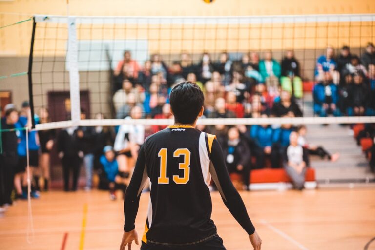 Guida passo passo per il corretto servizio nel volley: consigli e tecniche